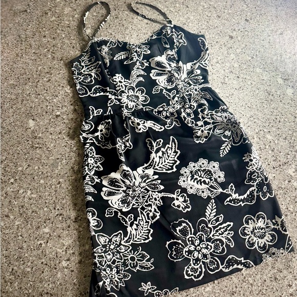 American Eagle Black with White Floral Print Peplum Mini Dress - Size 0 ⭐🌸 - Picture 1 of 12